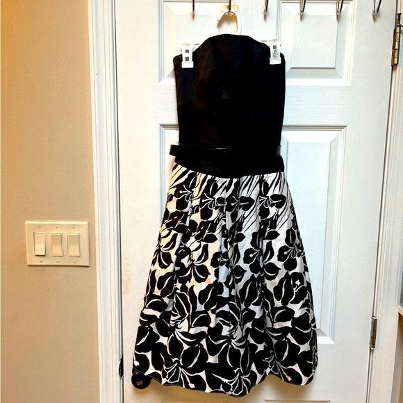 White House Black Market Dresses & Skirts - White House Black Market strapless dress